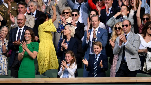 В первом ряду: принцесса Уэльская Кэтрин, ее дети — принцесса Шарлотта и принц Джордж — и муж Уильям, принц Уэльский