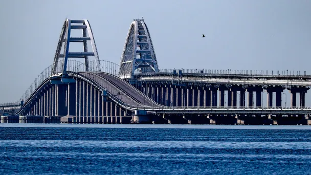 Вид на Крымский мост (Фото Сергея Мальгавко / ТАСС)