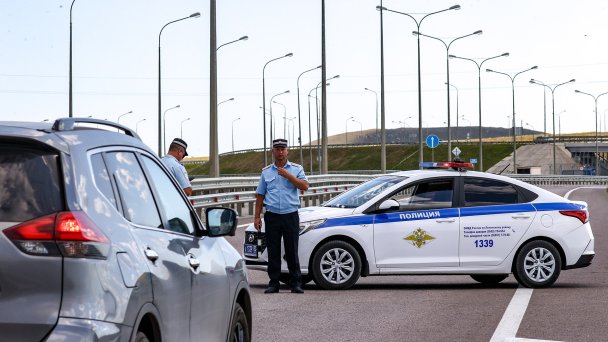 Сотрудники полиции на подъезде к Крымскому мосту со стороны Керчи (Фото Сергея Мальгавко / ТАСС)