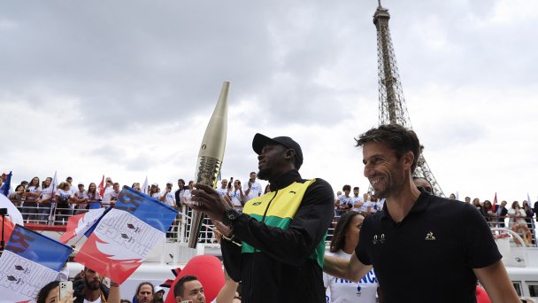 Усэйн Болт и Тони Эстанге с олимпийским факелом (Фото Pascal Rossignol / Reuters)