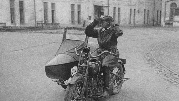 Алексей Ган на мотоцикле. 1924 год (Фото Александра Родченко)