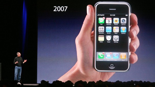  Стив Джобс представляет новый iPhone в 2007 году (Фото MediaNews Group / Bay Area News via Getty Images)