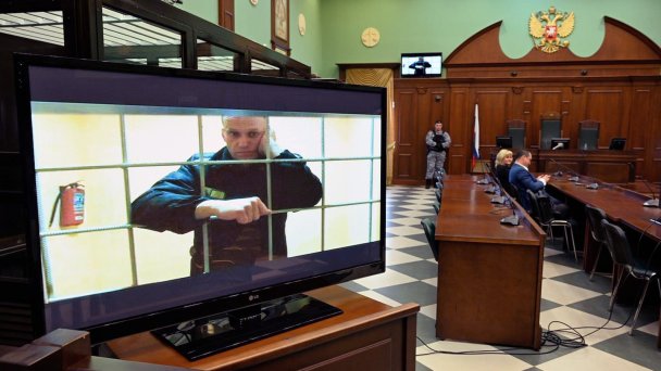 Алексей Навальный (на экране) во время заседания суда (Фото Александра Миридонова / Коммерсантъ)