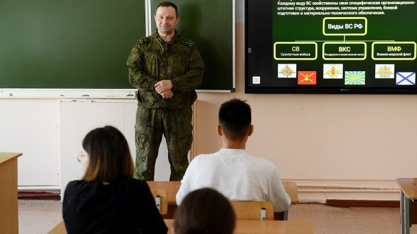 Занятие по начальной военной подготовке (Фото Николая Михальченко / ТАСС)