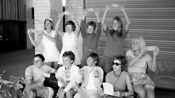 Девять теннисисток, заключивших символические контракты на $1, чтобы создать собственный Тур — Билли Джин Кинг вторая слева во втором ряду. (Фото Houston Public Library / HMRC)