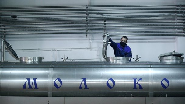 Производство молочной продукции на заводе (Фото Егора Алеева / ТАСС)