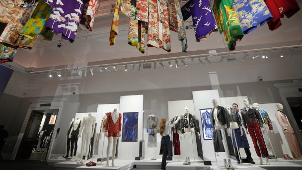 Тысячи личных вещей британского певца Фредди Меркьюри будут выставлены на аукцион Sotheby's в Лондоне (Фото Kirsty Wigglesworth / AP / TASS)