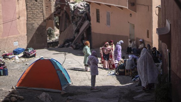 9 сентября 2023 года. Пострадавшие от землетрясения возле разрушенных домов в деревне Мулай Ибрагим, недалеко от Марракеша, Марокко. (Фото Mosa'ab Elshamy/AP/TASS)