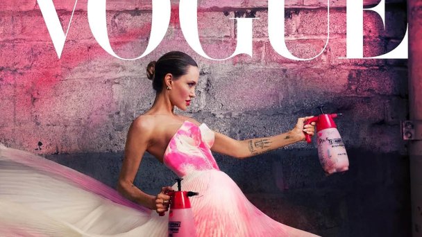 Фрагмент обложки журнала Vogue с Анджелиной Джоли (Фото Энни Лейбовиц / Vogue)