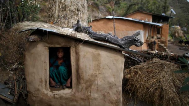 Девушка сидит внутри хижины в деревне на западе Непала. Практика чхаупади была запрещена в 2005 году, но все еще распространена  в этом регионе. (Фото Navesh Chitrakar / Reuters)