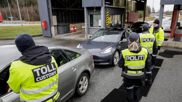 Сотрудники норвежской таможни и полиции на границе (Фото EPA / TASS)
