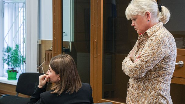 Елена Блиновская (слева) и ее адвокат Наталья Сальникова (Фото Максима Григорьева / ТАСС)