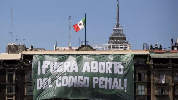 Баннер с надписью «Аборты вне уголовного кодекса» возле здания Верховного суда в Мехико в Международный женский день (Фото Reuters)