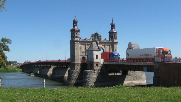 Мост королевы Луизы через реку Неман в г. Советск, Калининградская область. (Фото Metastabil01 / CC BY-SA 3.0/ Wikipedia)