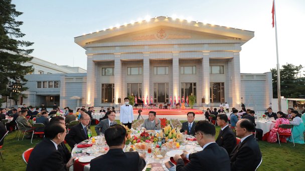 Ким Чен Ын (в центре на дальнем плане) с заслуженными деятелями республики в день образования КНДР в Пхеньяне. (Фото KCNA / EPA)