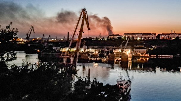 Дым от пожара на южной площадке Севморзавода. (Фото Виктории Суконниковой / ТАСС)