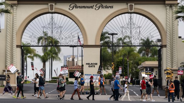 Демонстранты у студии Paramount Pictures. Лос-Анджелес. США (Фото Jae C. Hong / AP / TASS) 