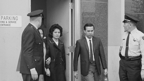 Корасон Амурао покидает суд (Фото Getty Images)