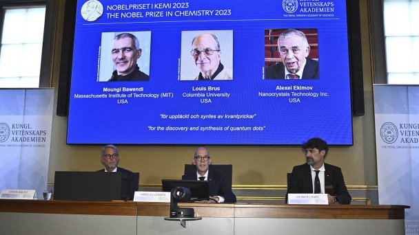 Лауреаты Нобелевской премии по химии 2023 года (на экране) Мунги Бавенди, Луис Брюс и Алексей Екимов (Фото Claudio Bresciani / TT News Agency via AP)