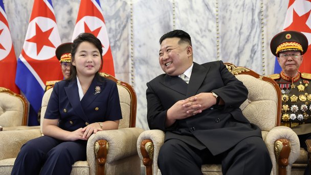Ким Чжу Э и Ким Чен Ын (Фото KCNA / Latin America News Agency via Reuters)