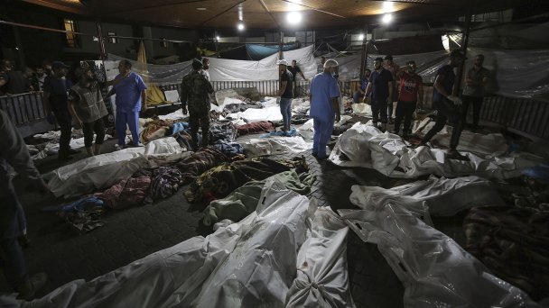 Тела погибших в результате авиаудара по больнице Аль-Ахли во дворе госпиталя Аль-Шифа. (Фото AP / ТАСС)