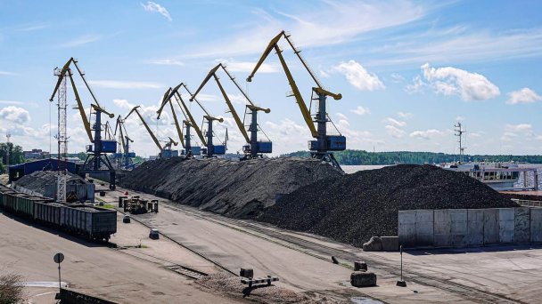 Перевалка угля в порту (Фото Игоря Никитина / Коммерсантъ)