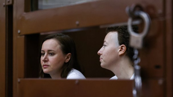 Светлана Петрийчук и Евгения Беркович (слева направо) (Фото Станислава Красильникова / ТАСС)