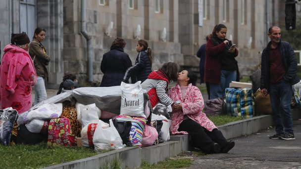 Беженцы из Нагорного Карабаха. (Фото ANATOLY MALTSEV / EPA)
