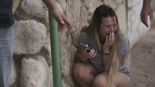 Местные жители Израиля прячутся во время авиаударов со стороны сектора Газа (Фото AP / TASS)