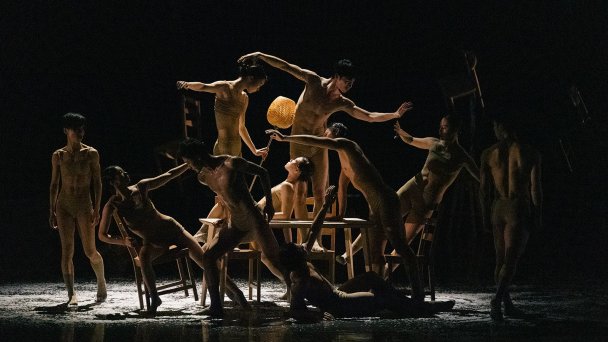 Китайская труппа «Театр танца Xie Xin». Сцена из спектакля T.I.M.E. (Фото HU Yifan)