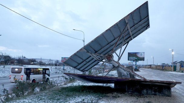  Упавший рекламный щит из-за штормового ветра на трассе Симферополь — Севастополь (Фото Сергея Мальгавко / ТАСС