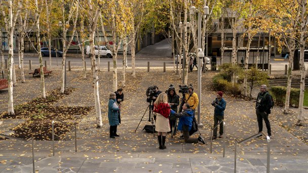 Тесса Горман, исполняющая обязанности прокурора США, рассказывает прессе о том, что генеральный директор Binance Чанпэн Чжао признал себя виновным в Окружном суде США 21 ноября 2023 года (Фото David Ryder / Getty Images)