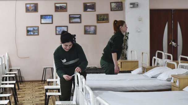 Заключенные на территории женской исправительной колонии (Фото Романа Соколова / ТАСС)
