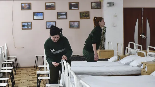 Заключенные на территории женской исправительной колонии (Фото Романа Соколова / ТАСС)