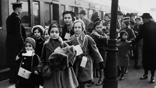 Эвакуированные дети на вокзале Лондона в феврале 1939 года.  (Фото Getty Images)
