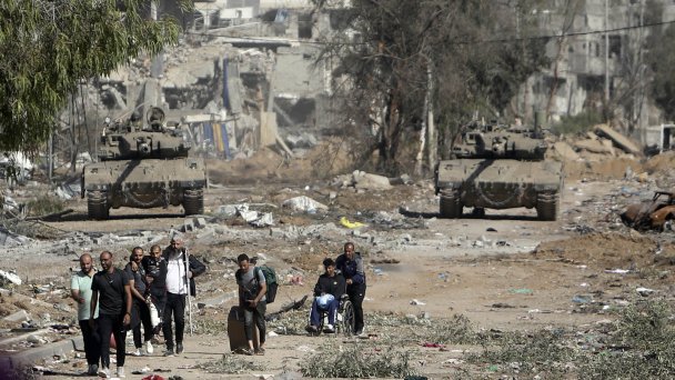 Палестинцы покидают северную часть сектора Газа. (Фото AP / TASS)