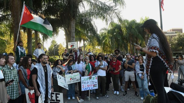13 октября 2023 года. Студенты Университета Центральной Флориды на митинге в поддержку палестинцев в Орландо, Флорида, США (Фото Paul Hennesy / Anadolu via Getty Images)