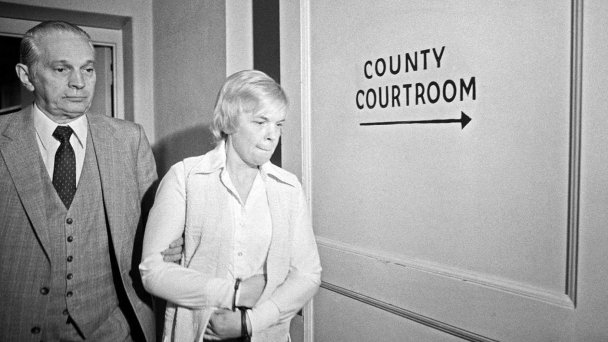 Шериф Барни Уолдрон ведет Мэрибет Тиннинг в зал суда округа Скенектади (Фото Getty Images)