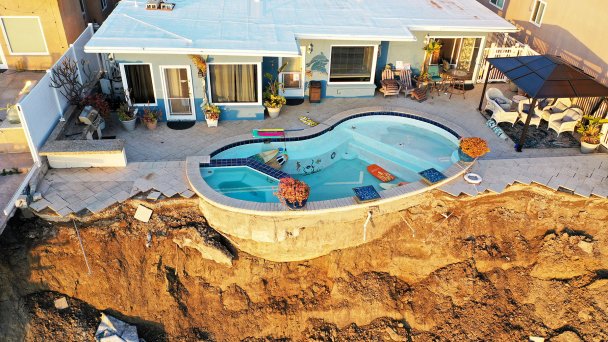 Вид с воздуха на оставшийся бассейн после оползня 16 марта 2023 года в Сан-Клементе, Калифорния. (Фото Mario Tama / Getty Images)