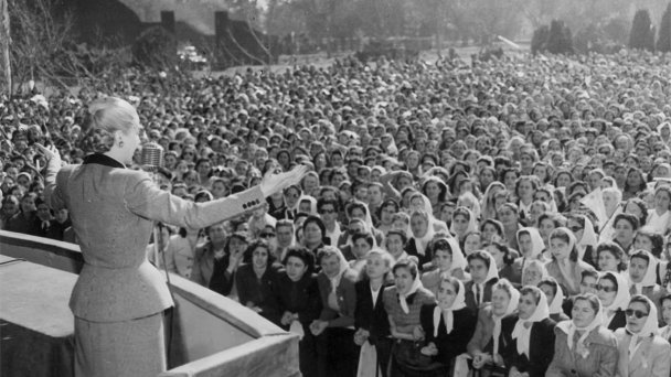 Эва Перон, добившаяся избирательного права для женщин, обращается к жительницам Аргентины (Фото Hulton Archive / Getty Images)
