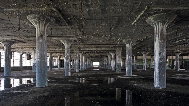 Руины Детройта, некогда самого богатого города США, созданного на деньги ведущих национальных автоконцернов, напоминают о том, как непрочно благосостояние, основанное на одном источнике. И неважно, какой это источник -— благотворительность, сырье или самая современная отрасль экономики (Фото Getty Images)