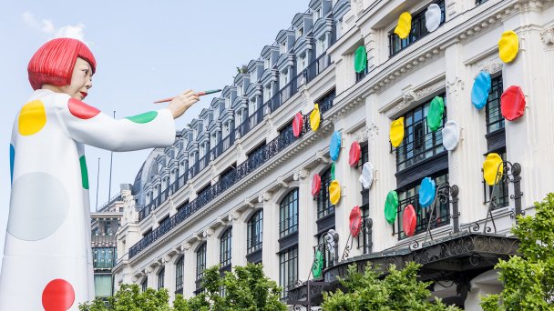 Cкульптура Яёи Кусамы перед салоном Louis Vuitton в Париже (Фото Foto Olimpik / NurPhoto / Reuters)