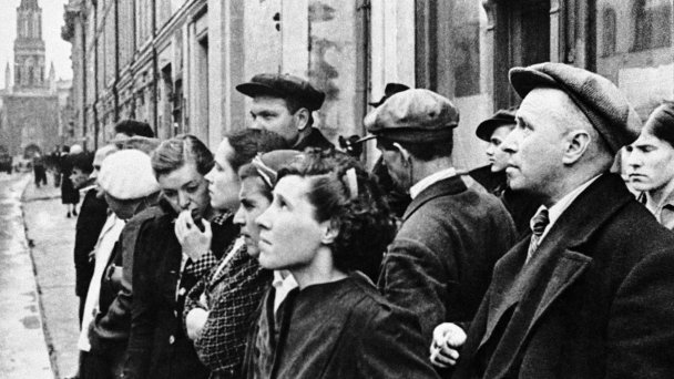 Жители Москвы у репродуктора во время радиосообщения о нападении гитлеровской Германии на Советский Союз (Фото Евгения Халдея / ТАСС)