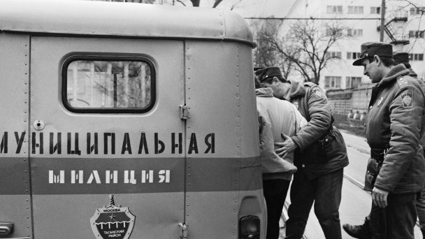 Задержание правонарушителя (Фото Анатолия Морковкина, Александра Шогина / Фотохроника ТАСС)
