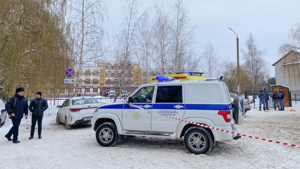 Автомобиль сотрудников оперативных служб на месте стрельбы в гимназии № 5 (Фото Надежды Михеевой / ТАСС)