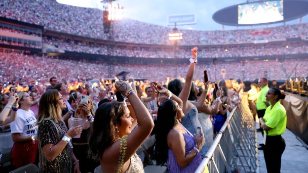 Фанаты на концерте Тейлор Свифт (Фото John Shearer / Getty Images)