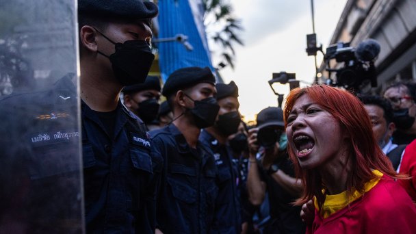 Активисты время акции протеста в Бангкоке (Фото Louise Delmotte / Getty Images)