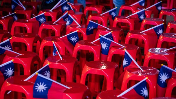 Тайваньские флаги на митинге во время президентских выборов в Тайбэе, Тайвань (Фото Billy H.C. Kwok / Bloomberg via Getty Images)