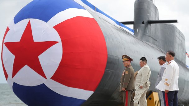 Ким Чен Ын на церемонии спуска на воду новой тактической атомной ударной подводной лодки, 8 сентября 2023 года (Фото Reuters)