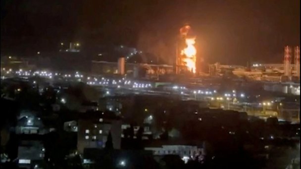 Пожар на территории нефтеперерабатывающего завода «Роснефти» (Фото Reuters)